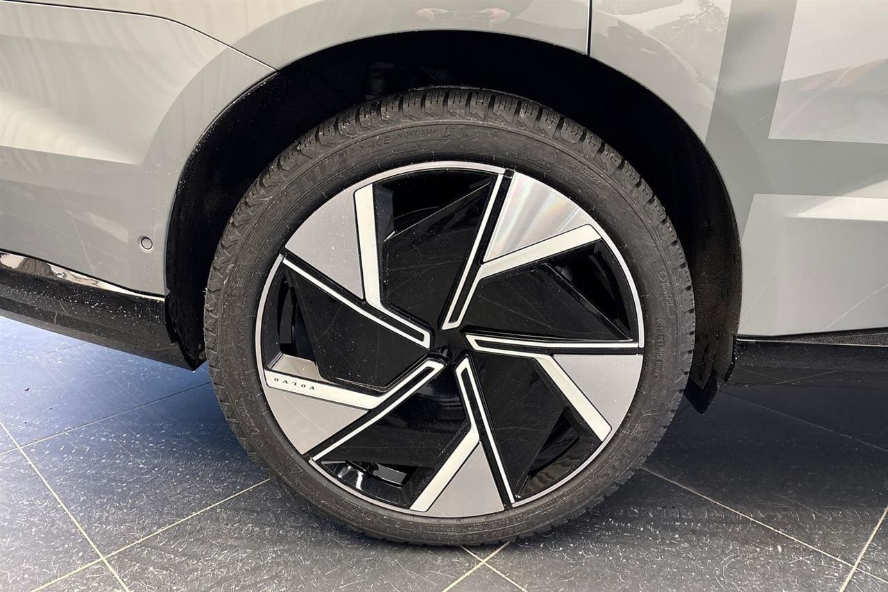 Esittelykuva Volvo EX90 täyssähköautosta.