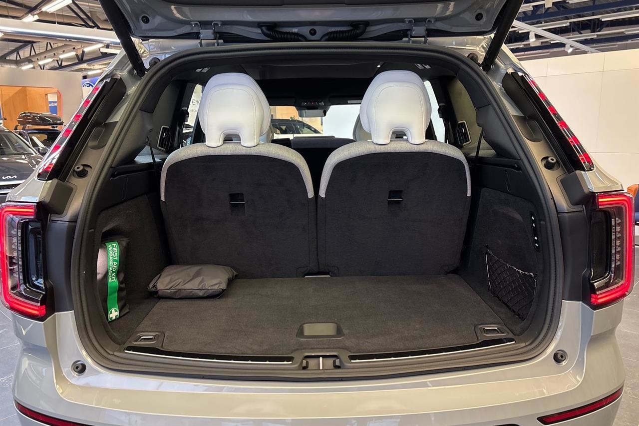 Esittelykuva Volvo EX90 täyssähköautosta.