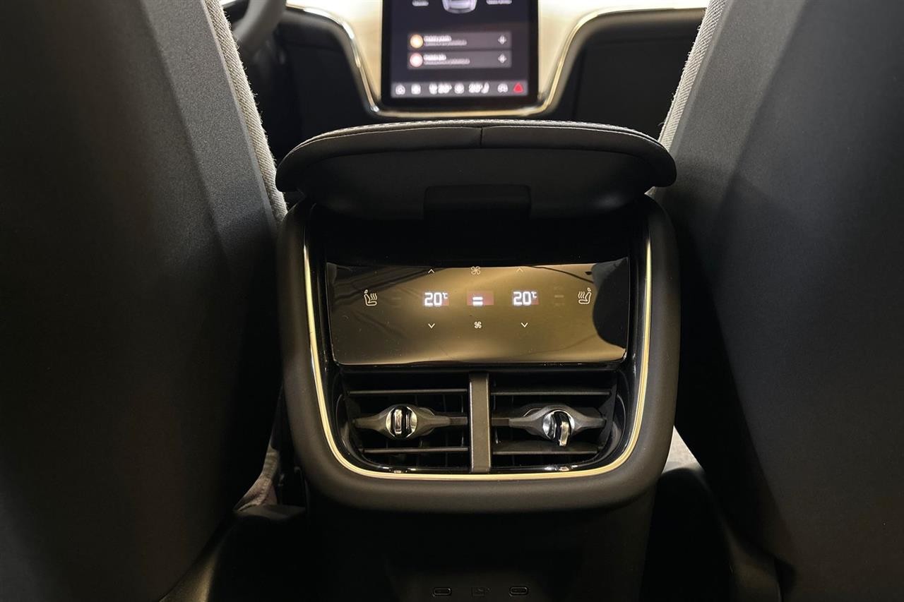 Esittelykuva Volvo EX90 täyssähköautosta.