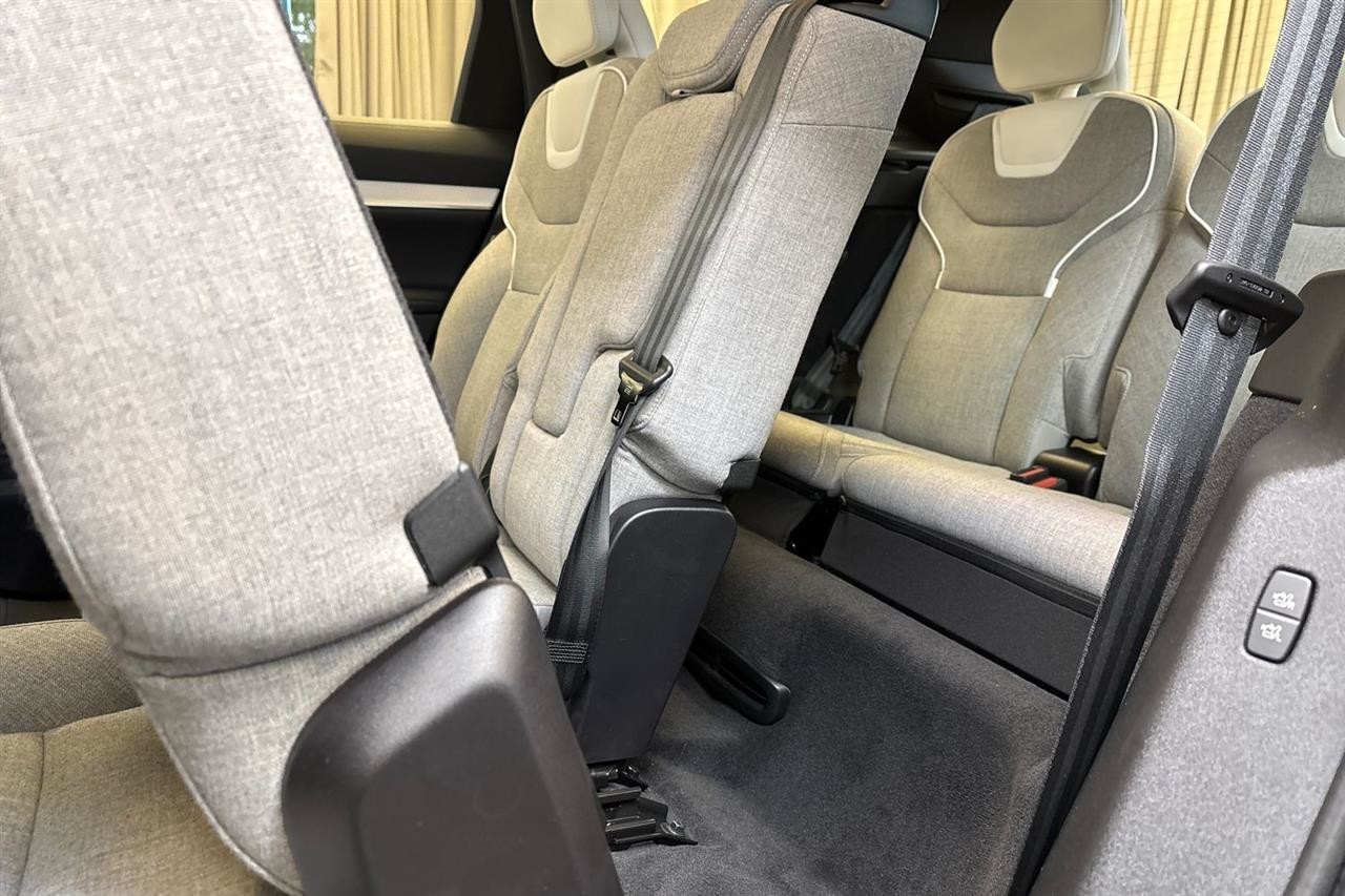 Esittelykuva Volvo EX90 täyssähköautosta.