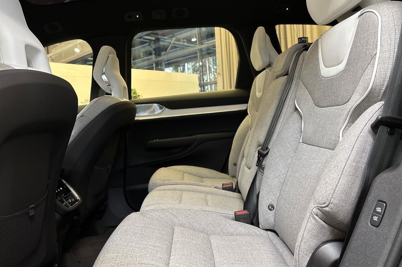 Esittelykuva Volvo EX90 täyssähköautosta.