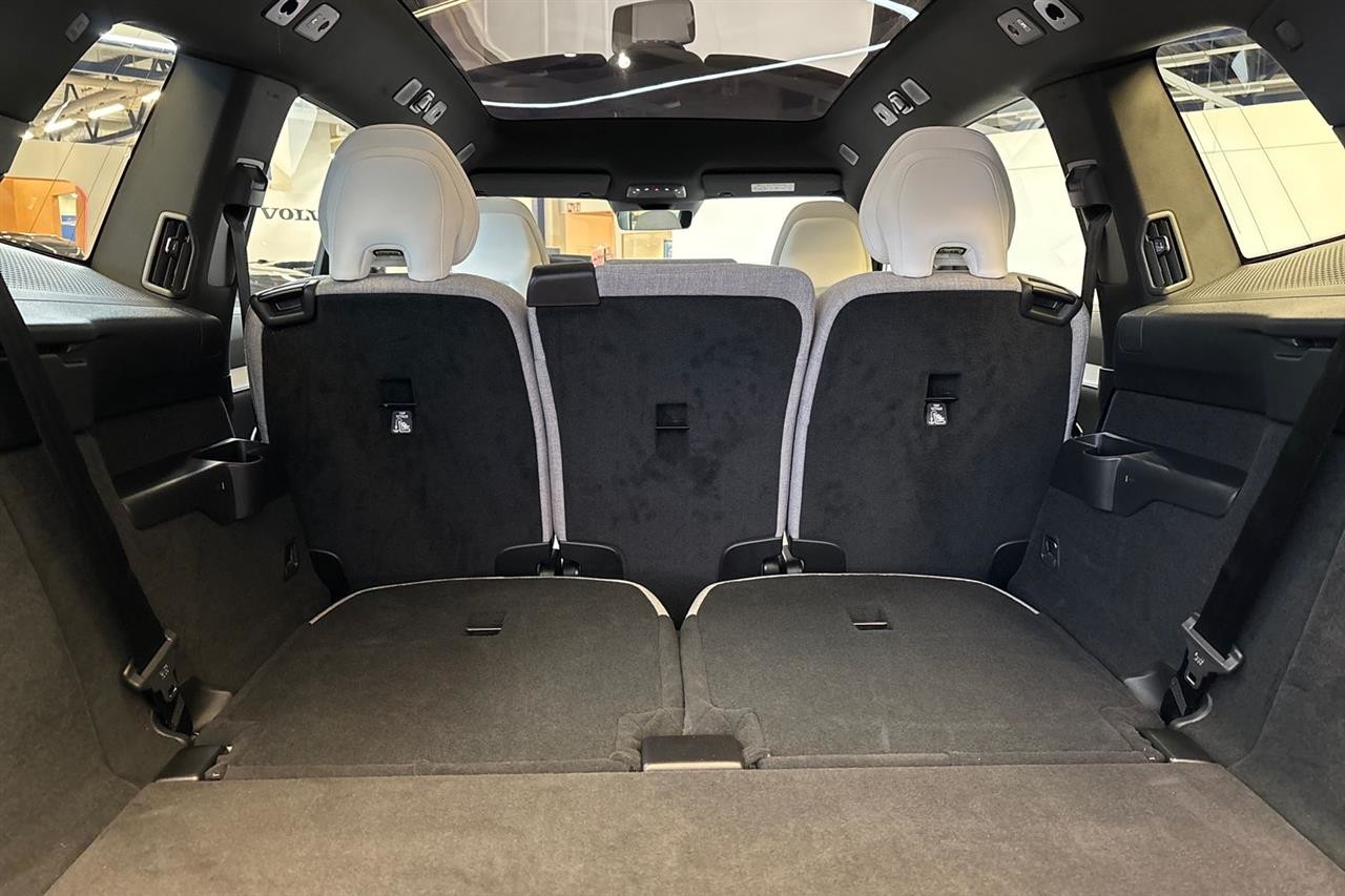 Esittelykuva Volvo EX90 täyssähköautosta.