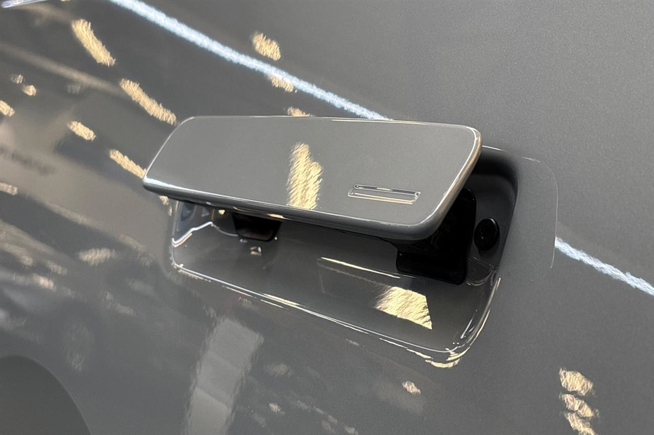 Esittelykuva Volvo EX90 täyssähköautosta.