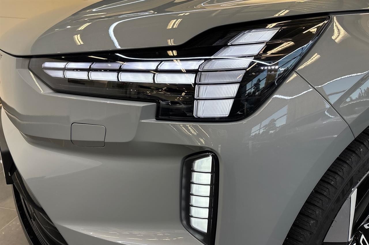 Esittelykuva Volvo EX90 täyssähköautosta.