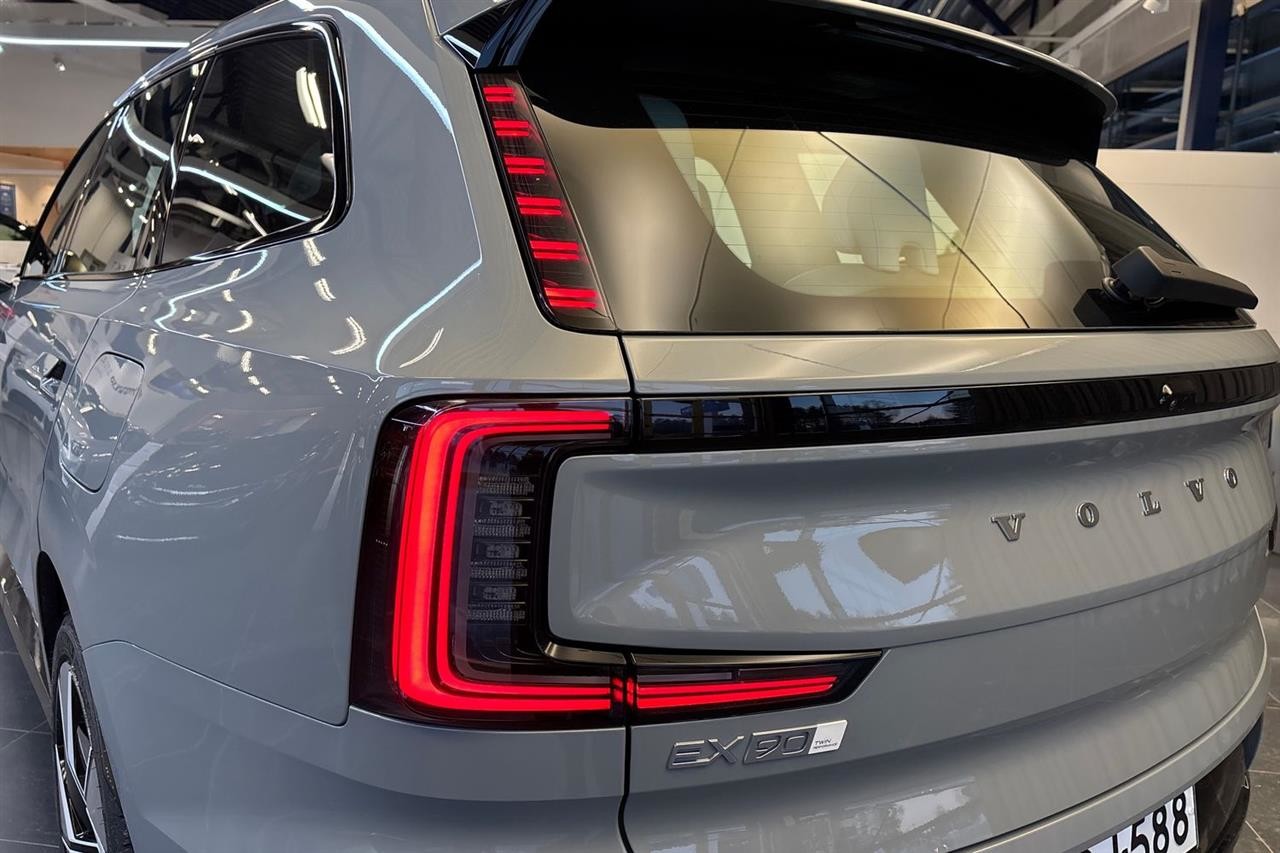 Esittelykuva Volvo EX90 täyssähköautosta.