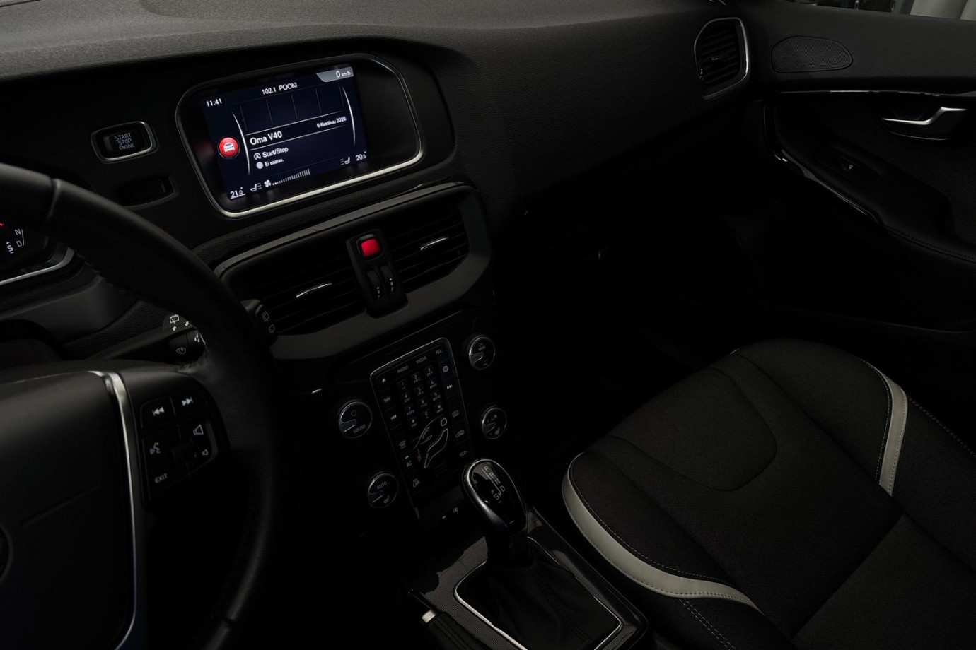 Esittelykuva Volvo V40 bensiiniautosta.