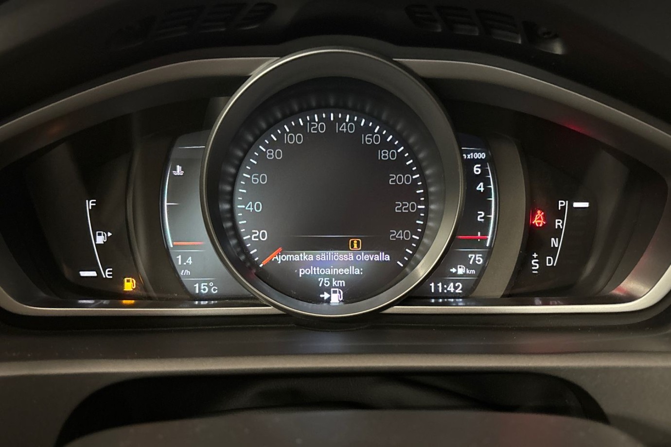 Esittelykuva Volvo V40 bensiiniautosta.