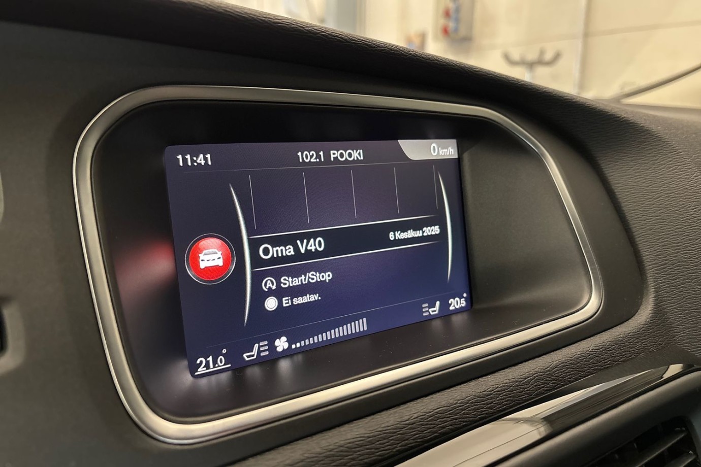 Esittelykuva Volvo V40 bensiiniautosta.