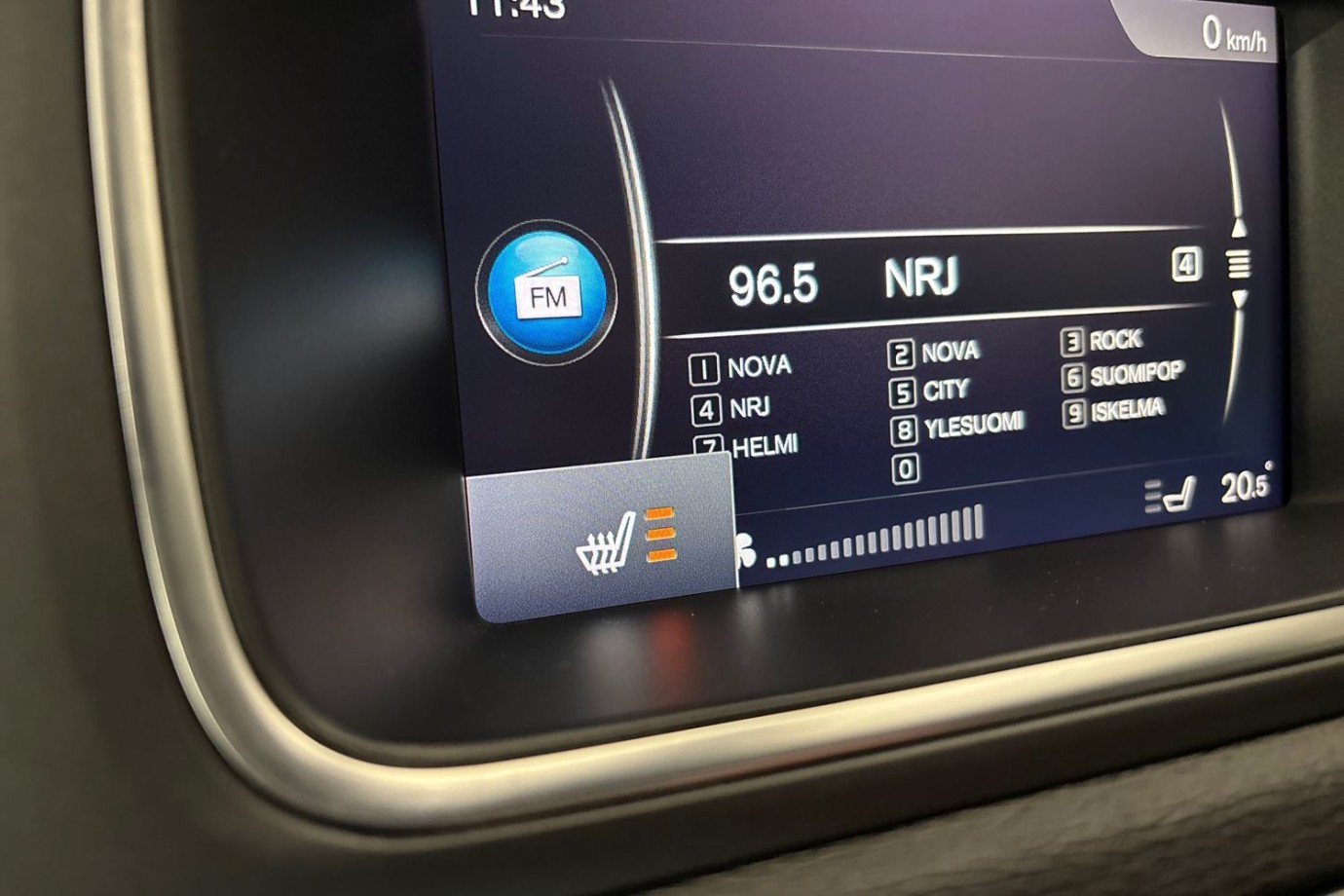 Esittelykuva Volvo V40 bensiiniautosta.