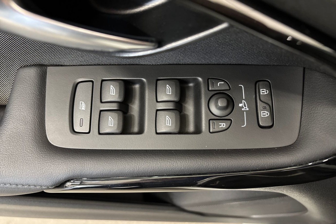 Esittelykuva Volvo V40 bensiiniautosta.