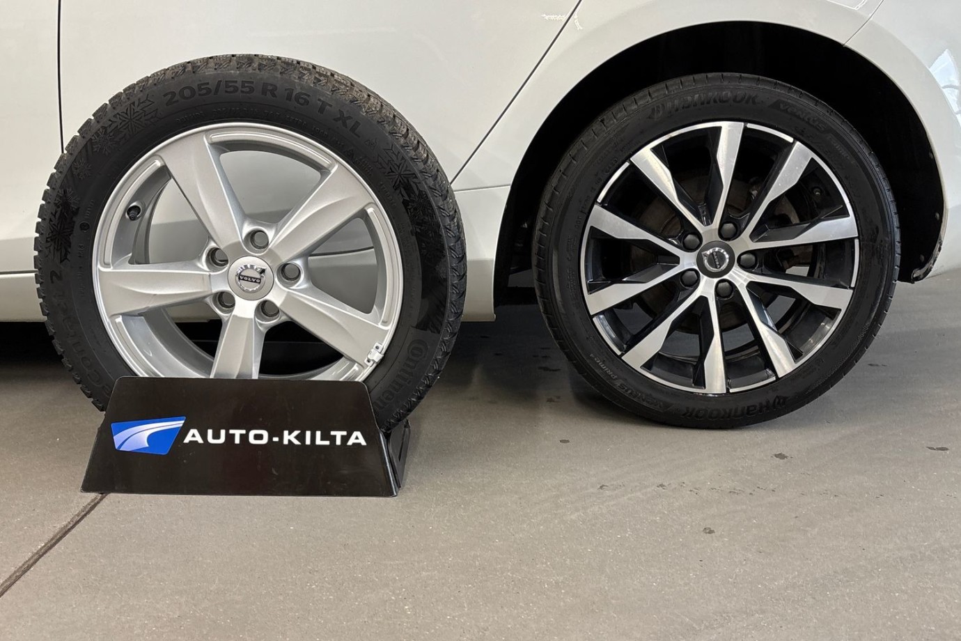 Esittelykuva Volvo V40 bensiiniautosta.