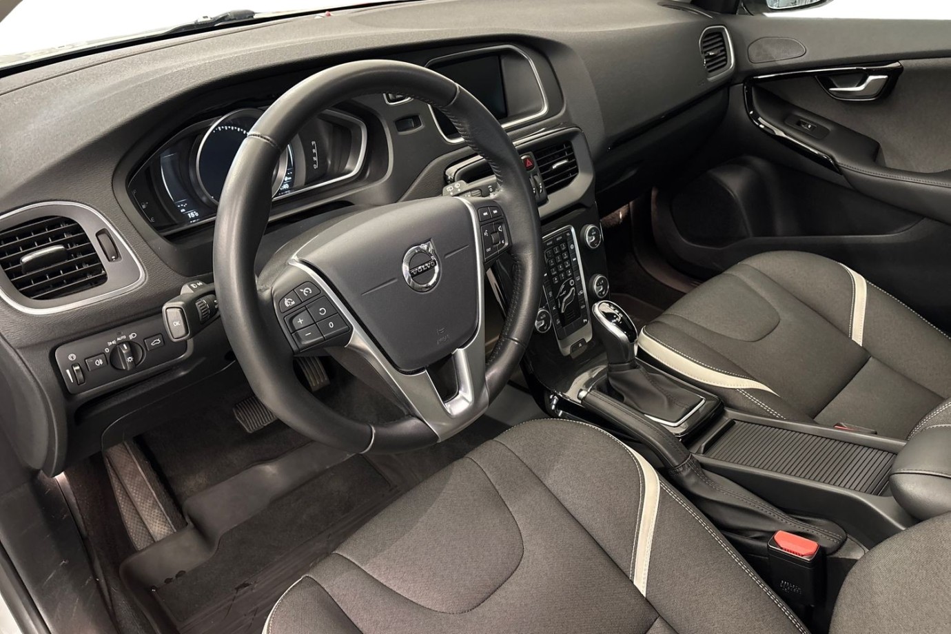Esittelykuva Volvo V40 bensiiniautosta.