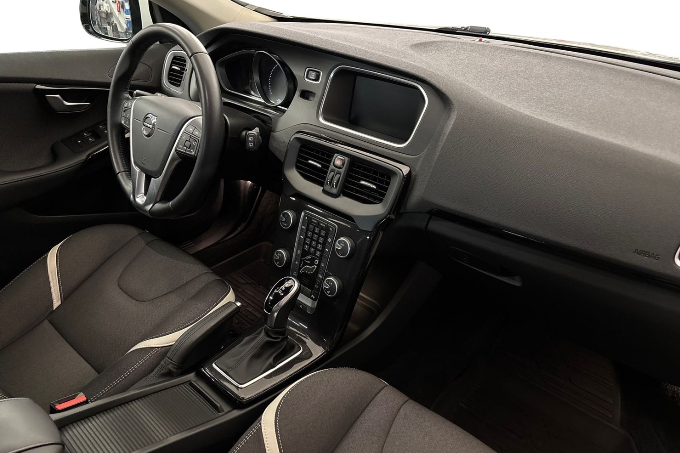 Esittelykuva Volvo V40 bensiiniautosta.