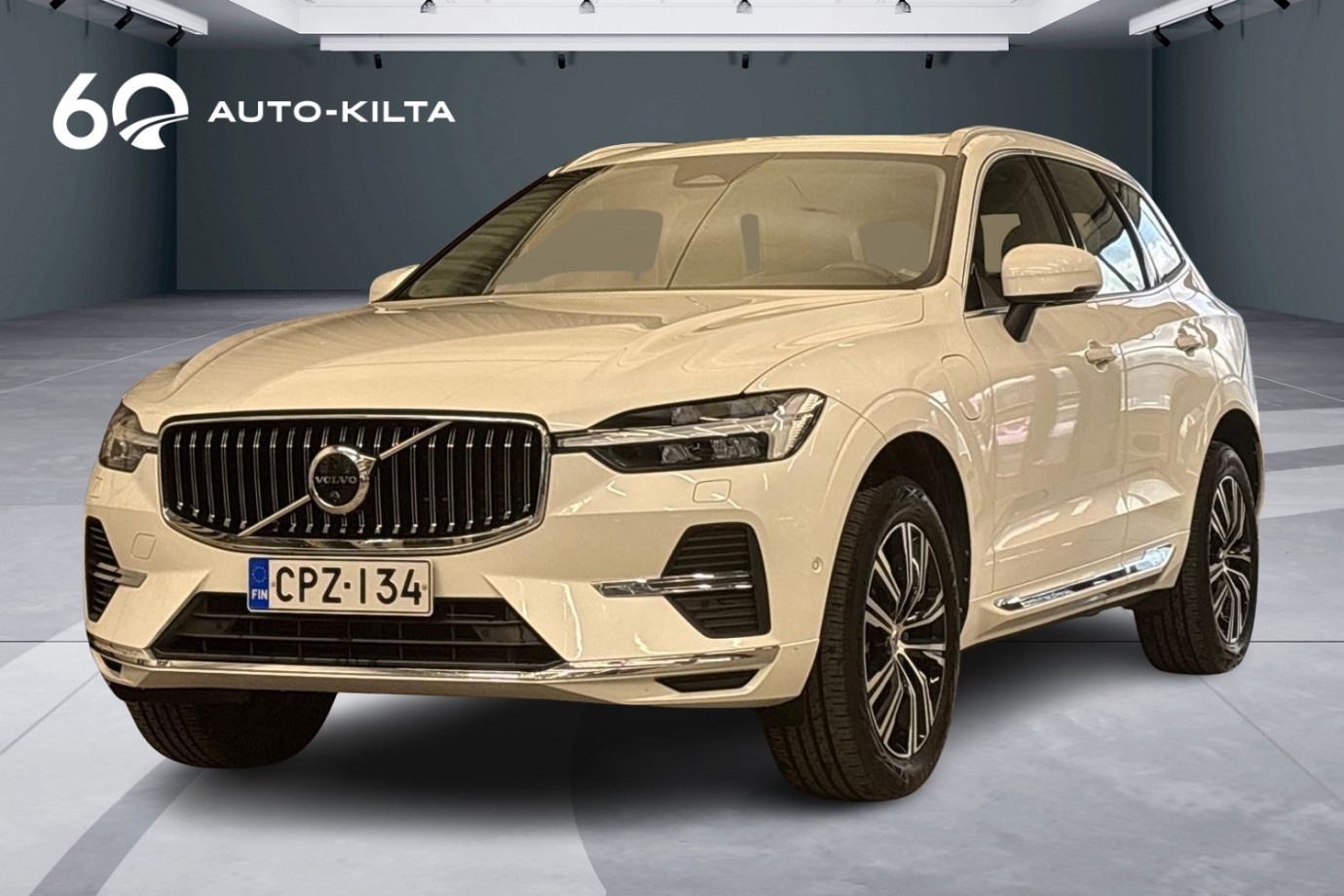Esittelykuva Volvo XC60 lataushybridiautosta.