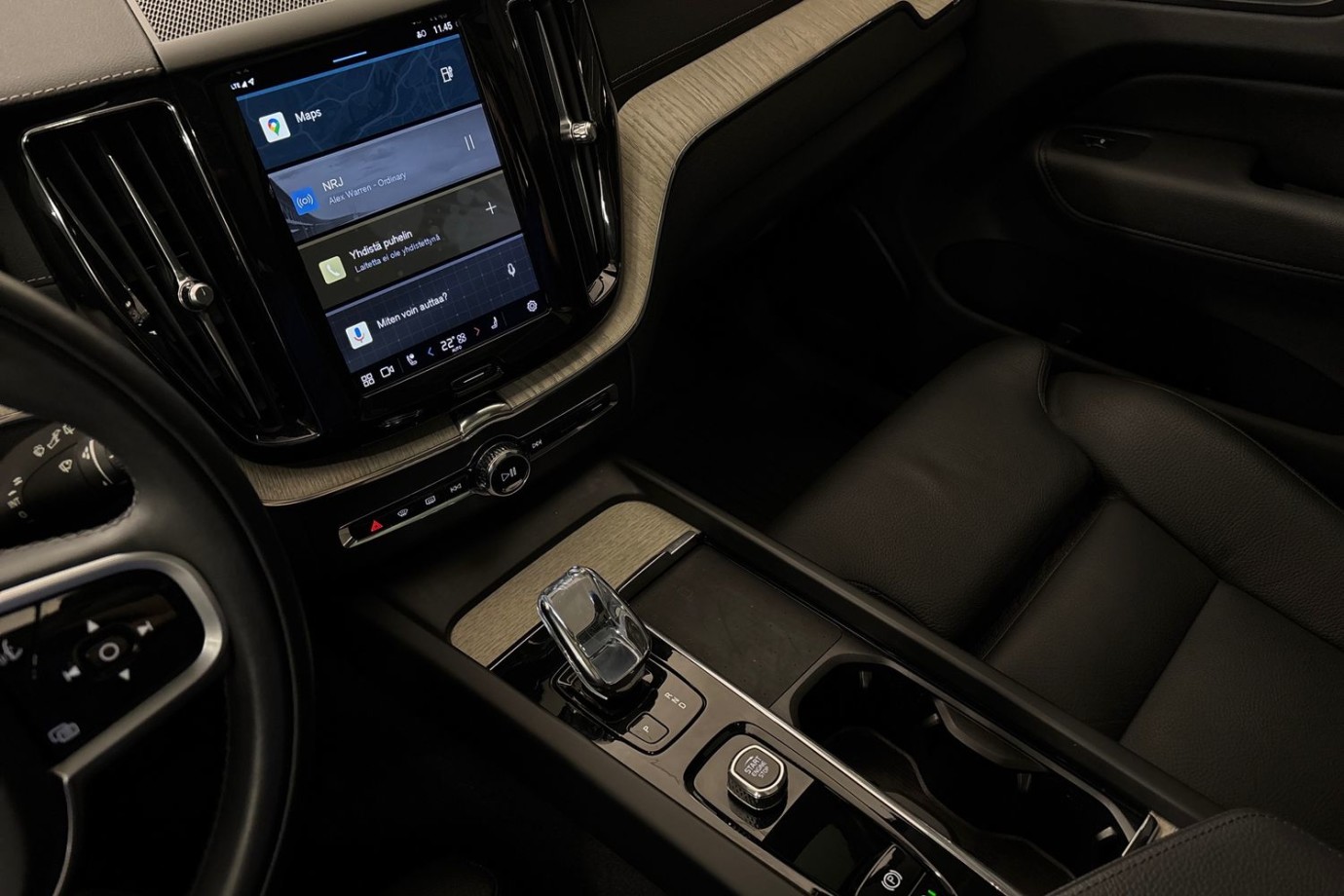 Esittelykuva Volvo XC60 lataushybridiautosta.