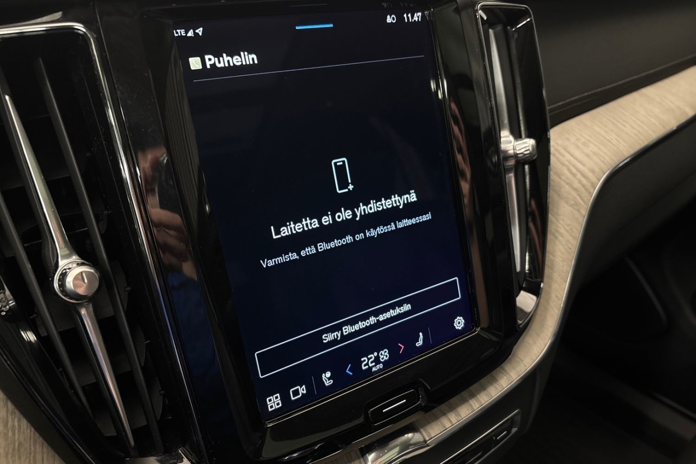 Esittelykuva Volvo XC60 lataushybridiautosta.