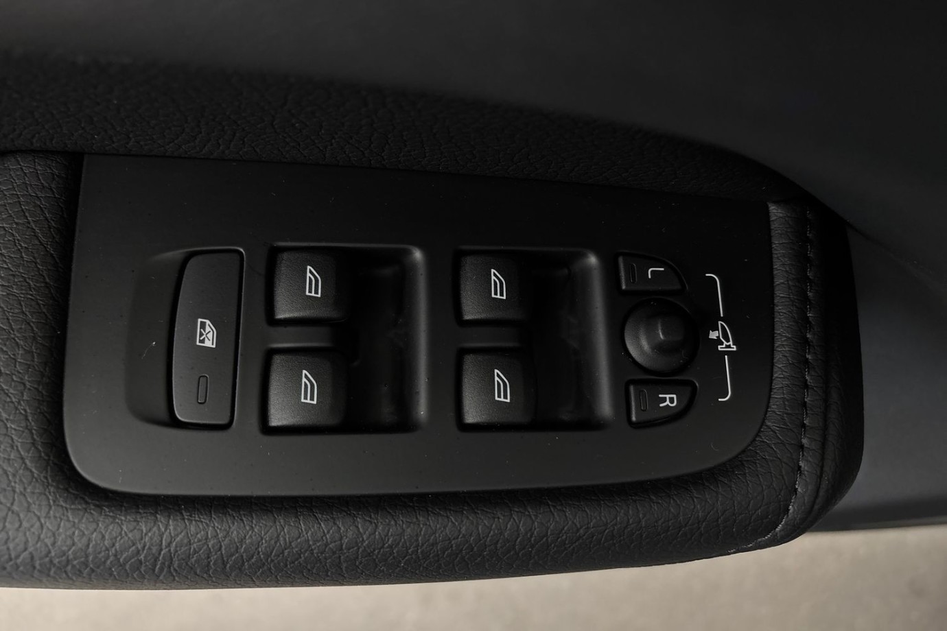 Esittelykuva Volvo XC60 lataushybridiautosta.