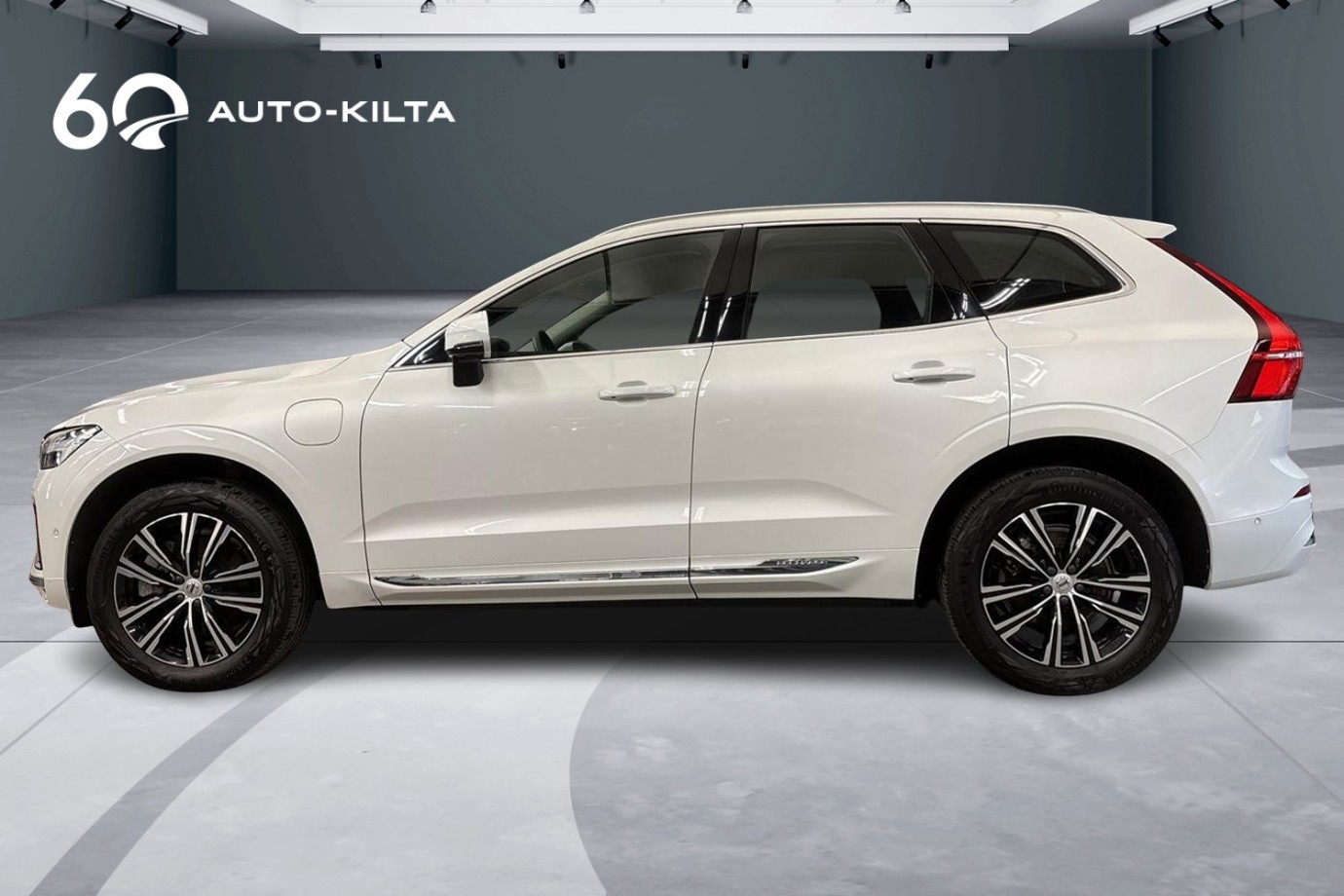 Esittelykuva Volvo XC60 lataushybridiautosta.