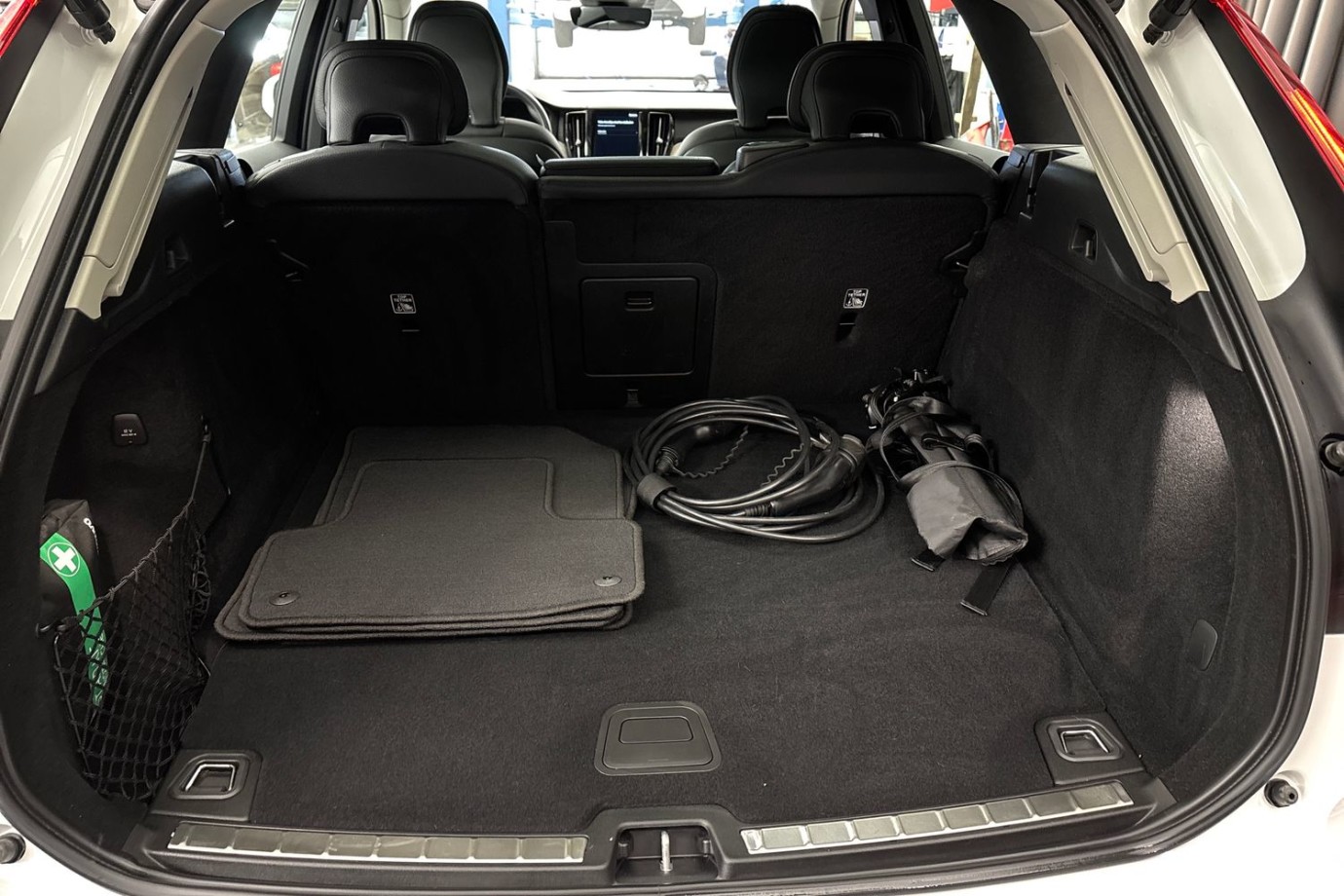 Esittelykuva Volvo XC60 lataushybridiautosta.