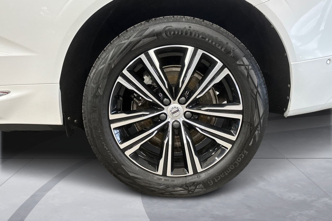 Esittelykuva Volvo XC60 lataushybridiautosta.