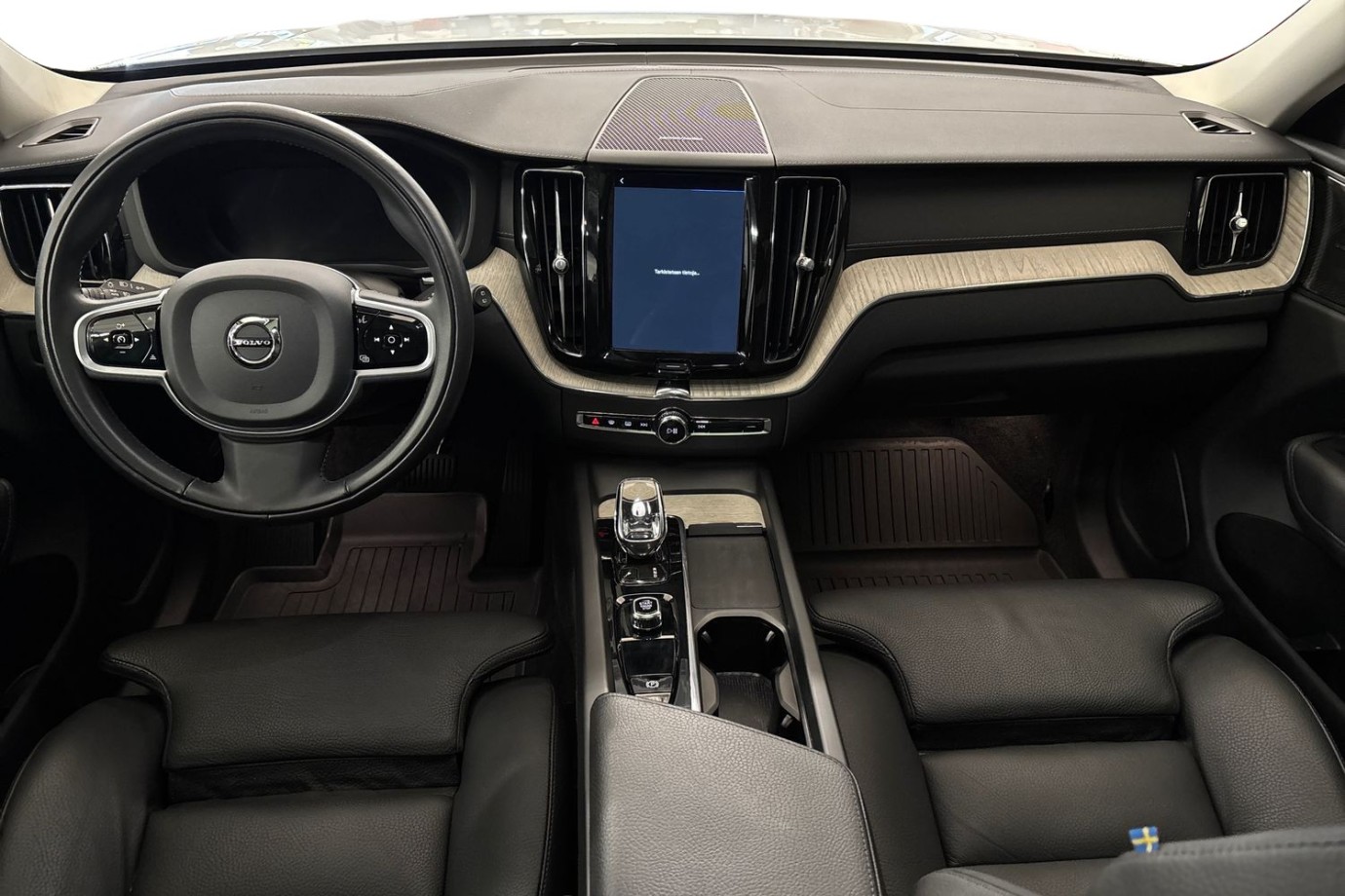 Esittelykuva Volvo XC60 lataushybridiautosta.