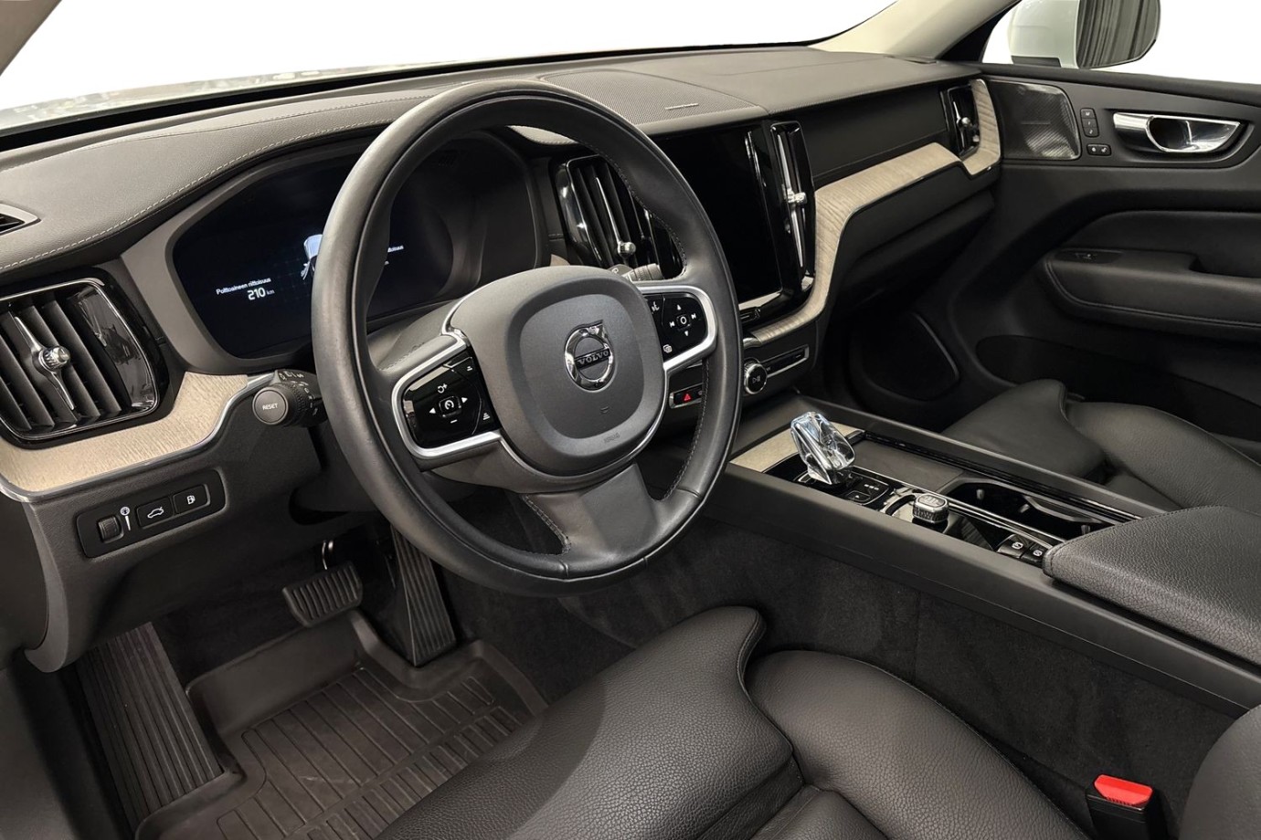 Esittelykuva Volvo XC60 lataushybridiautosta.