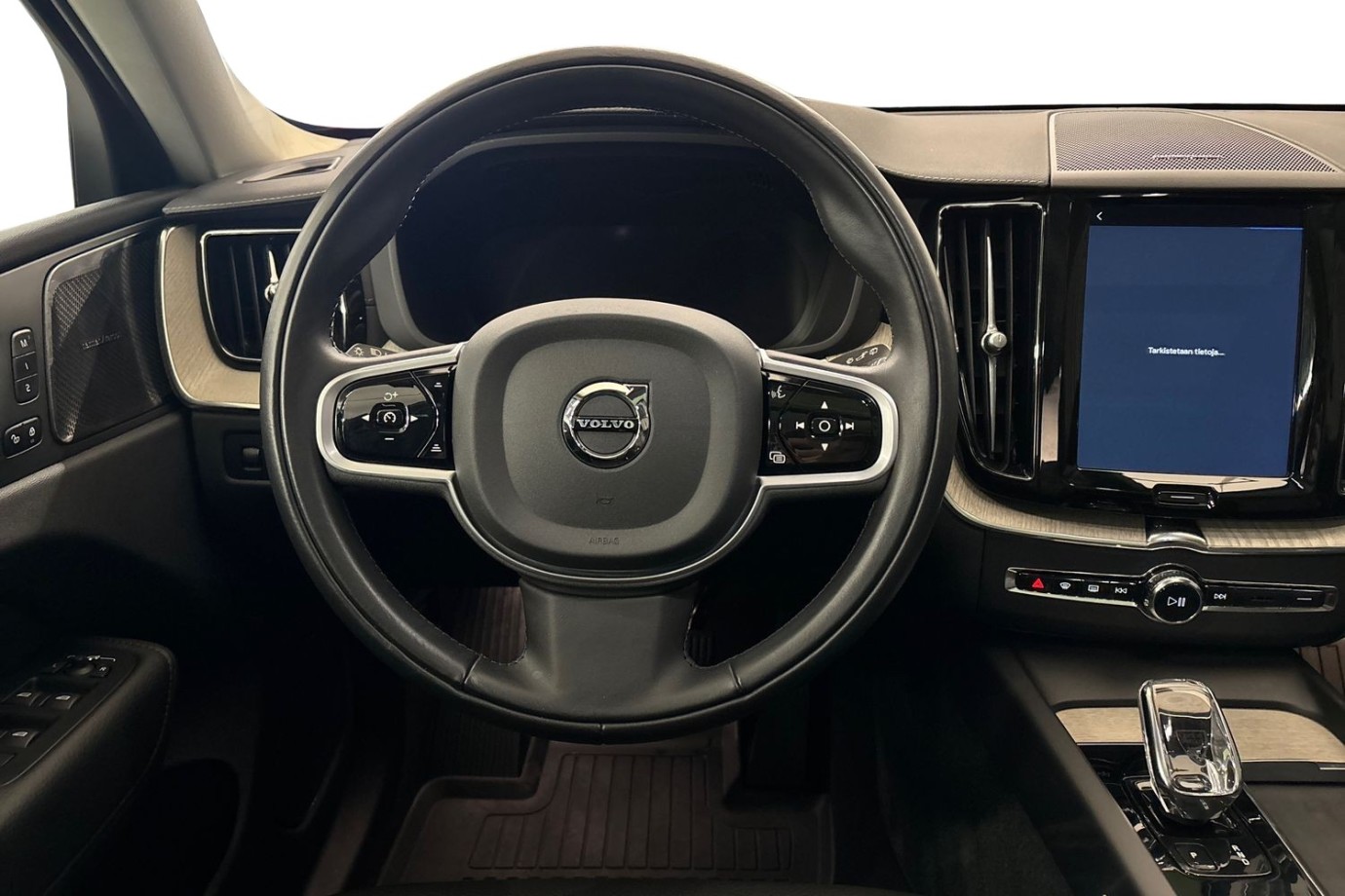 Esittelykuva Volvo XC60 lataushybridiautosta.