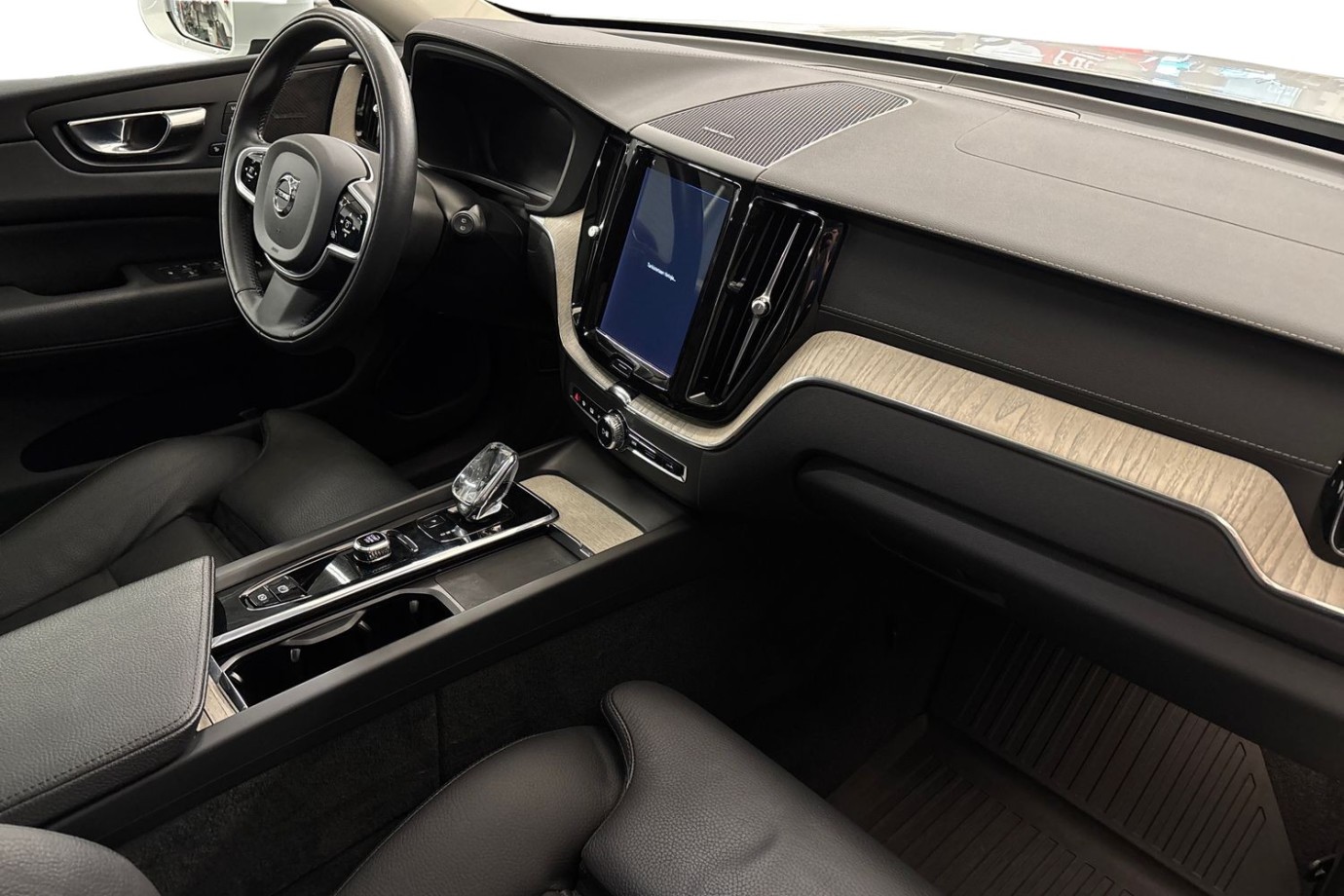 Esittelykuva Volvo XC60 lataushybridiautosta.