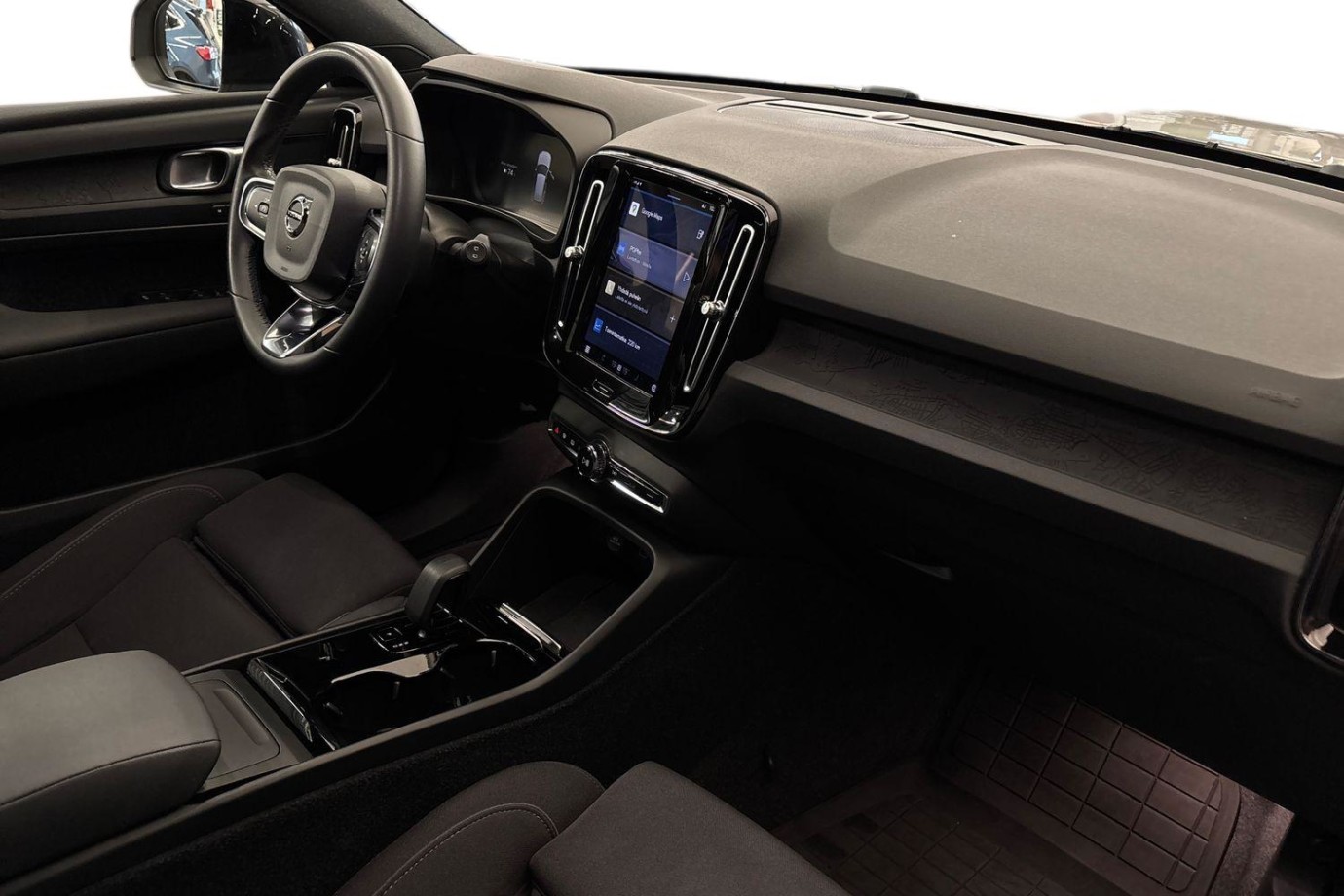Esittelykuva Volvo XC40 täyssähköautosta.