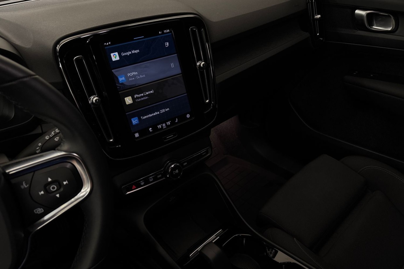 Esittelykuva Volvo XC40 täyssähköautosta.