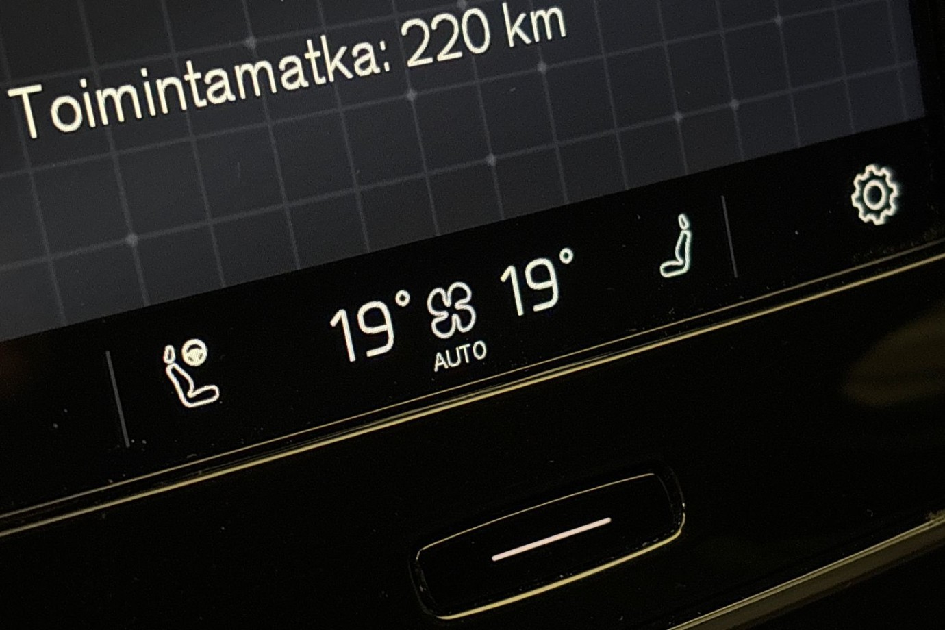 Esittelykuva Volvo XC40 täyssähköautosta.