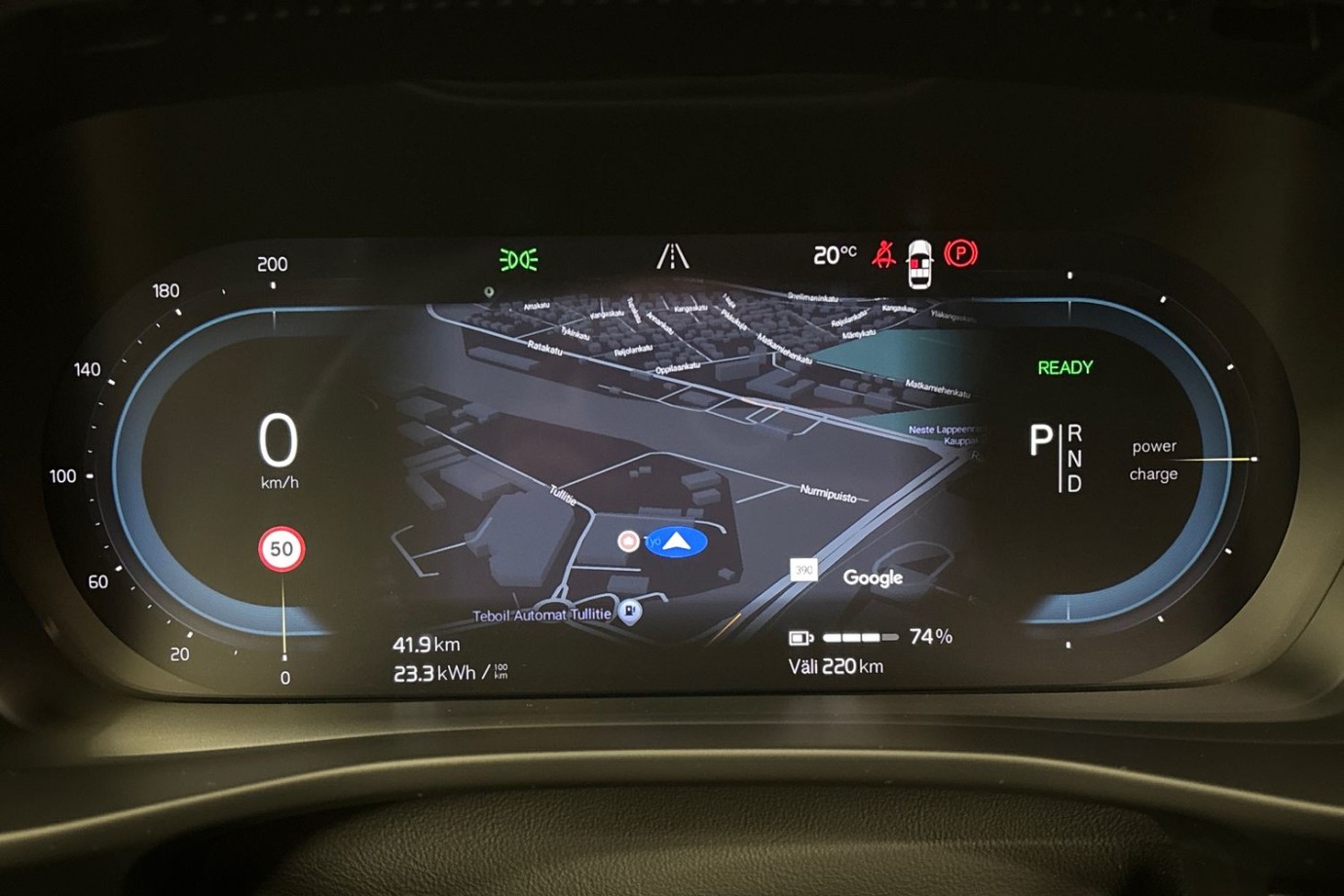 Esittelykuva Volvo XC40 täyssähköautosta.