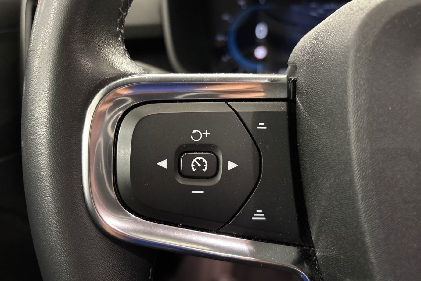 Esittelykuva Volvo XC40 täyssähköautosta.