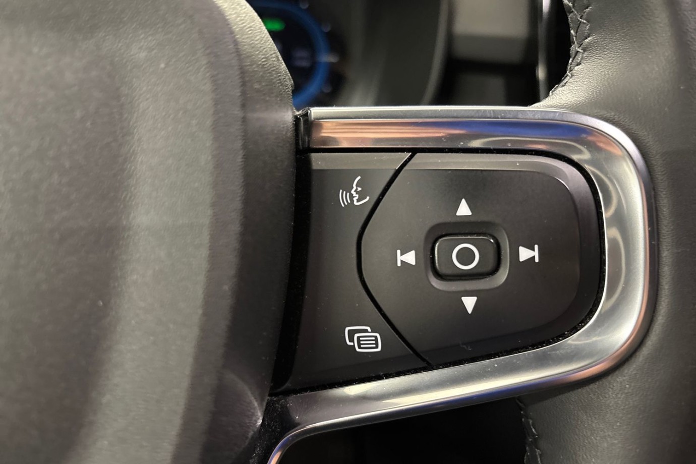 Esittelykuva Volvo XC40 täyssähköautosta.