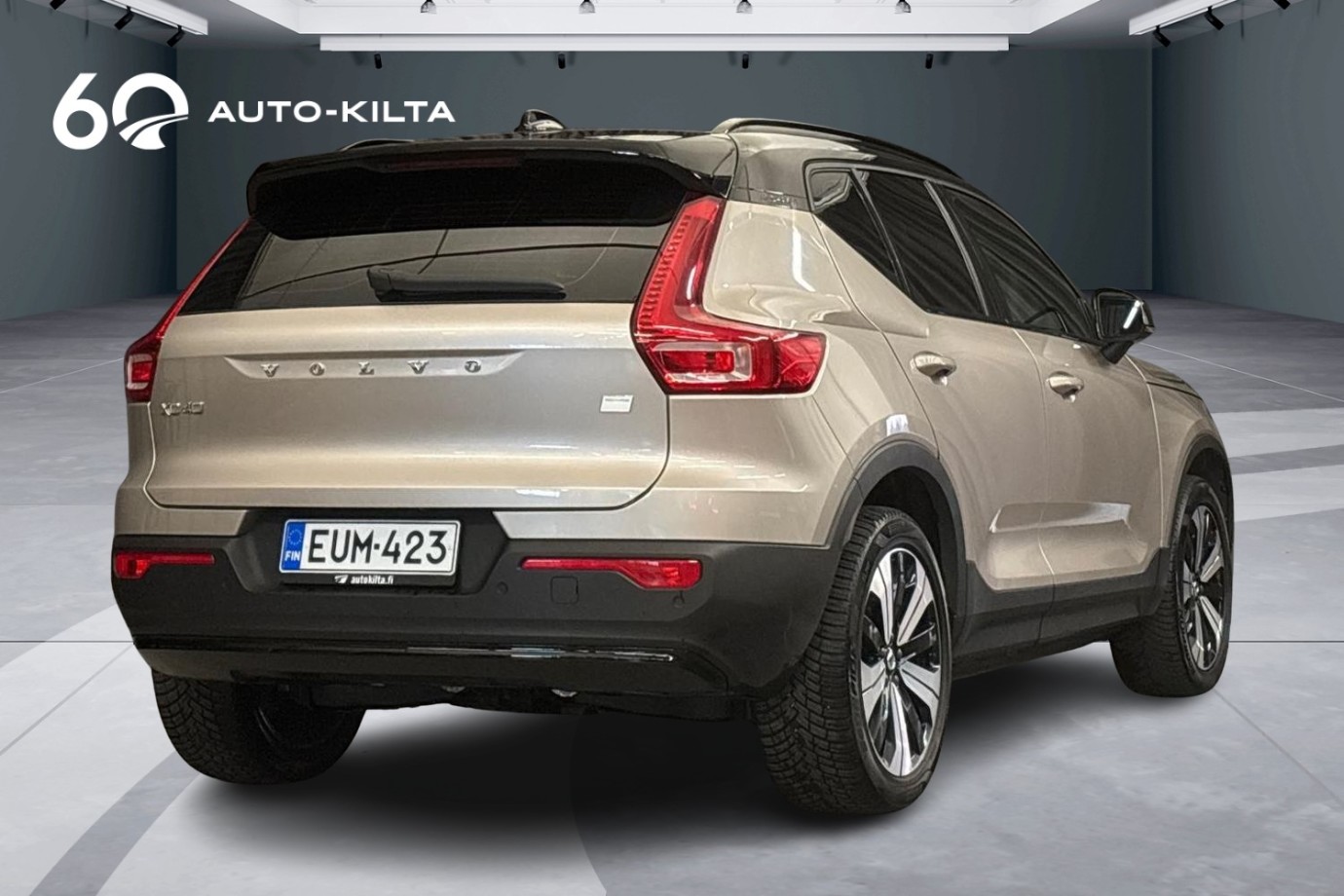 Esittelykuva Volvo XC40 täyssähköautosta.
