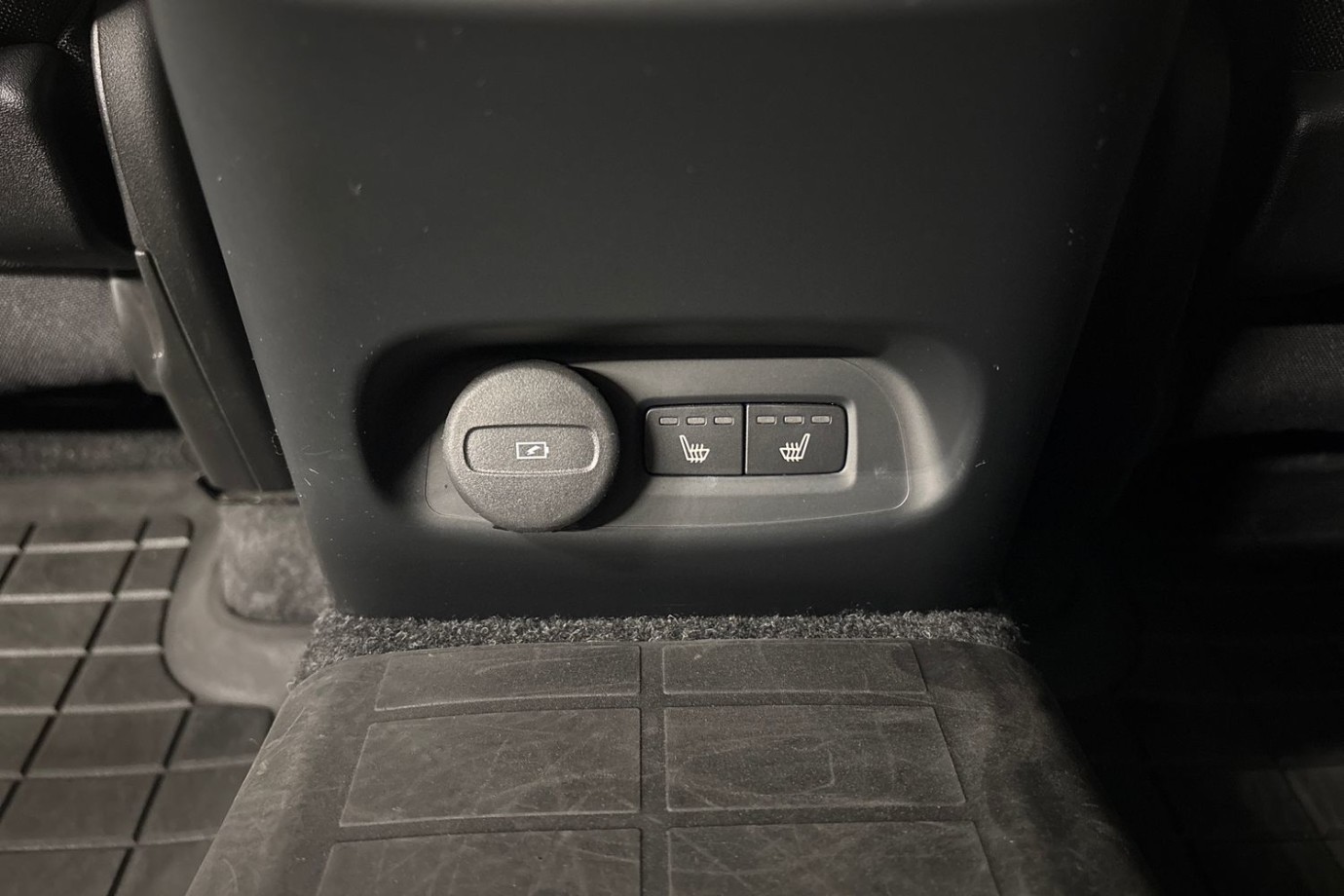 Esittelykuva Volvo XC40 täyssähköautosta.