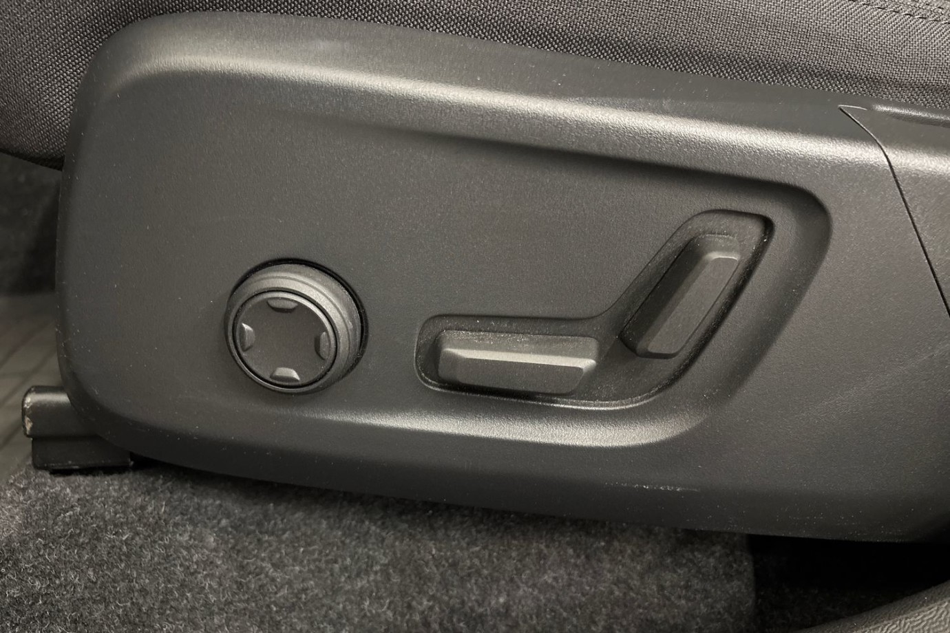 Esittelykuva Volvo XC40 täyssähköautosta.