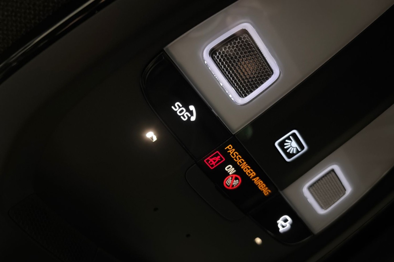 Esittelykuva Volvo XC40 täyssähköautosta.