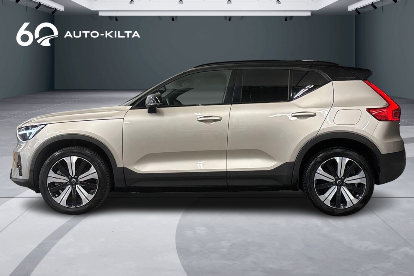 Esittelykuva Volvo XC40 täyssähköautosta.