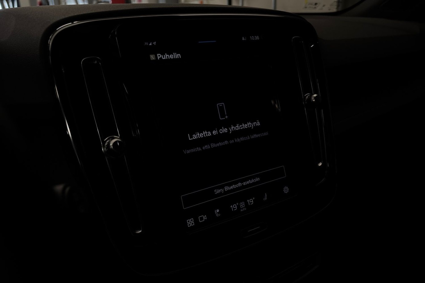 Esittelykuva Volvo XC40 täyssähköautosta.