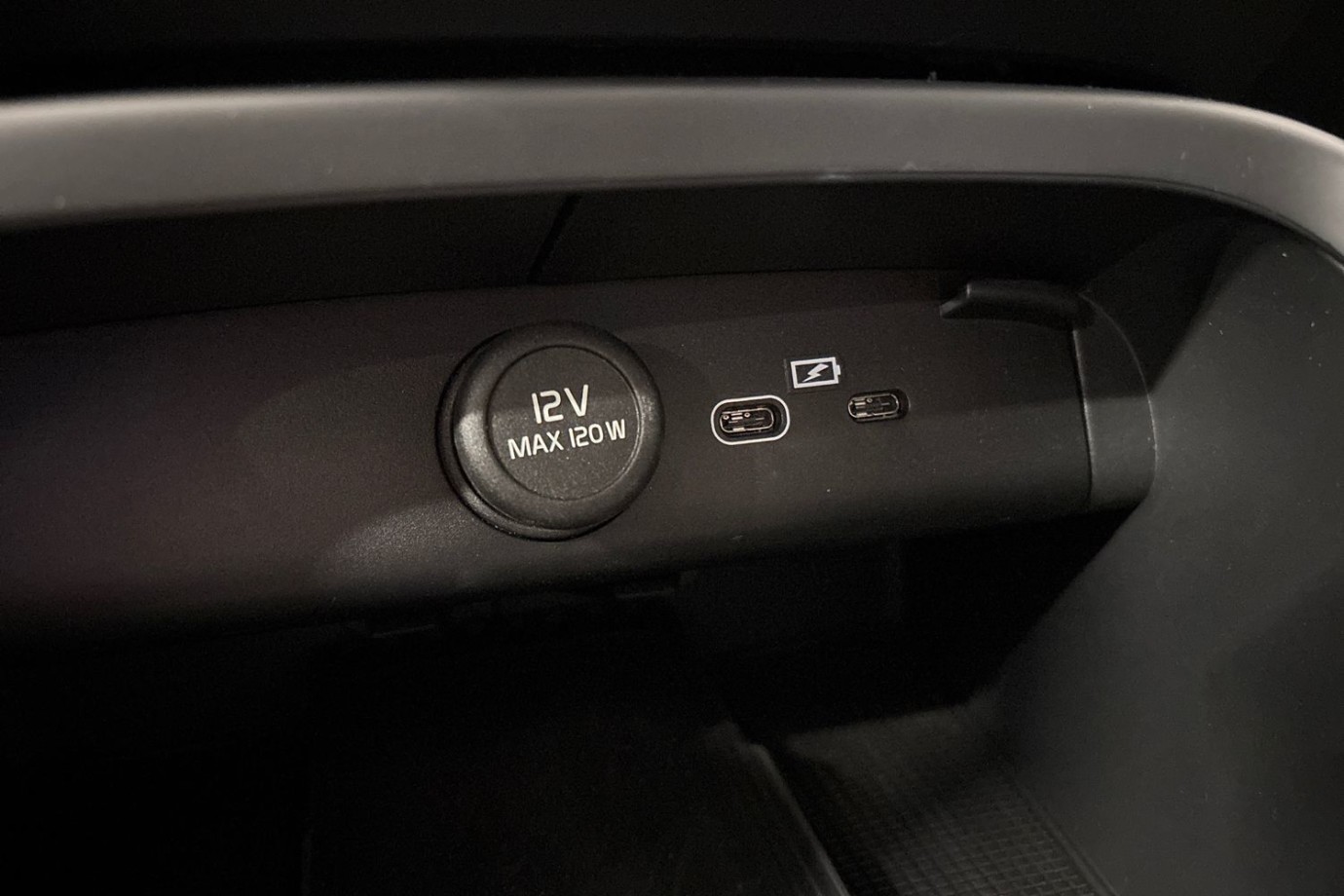 Esittelykuva Volvo XC40 täyssähköautosta.