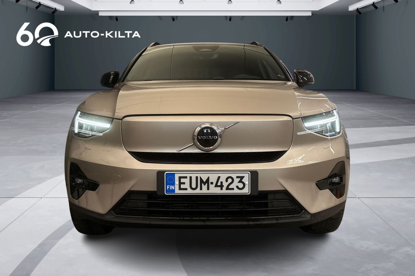 Esittelykuva Volvo XC40 täyssähköautosta.