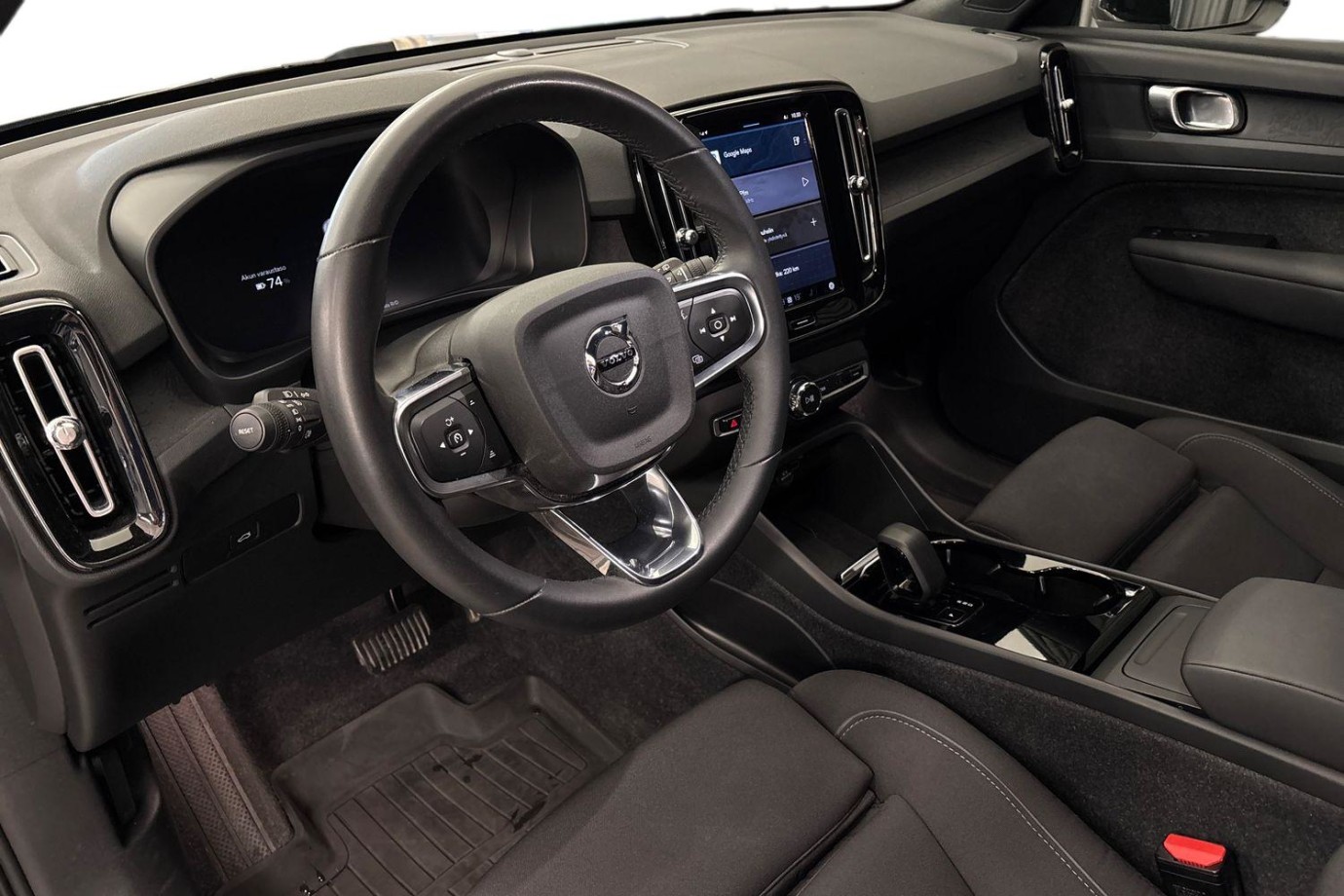 Esittelykuva Volvo XC40 täyssähköautosta.