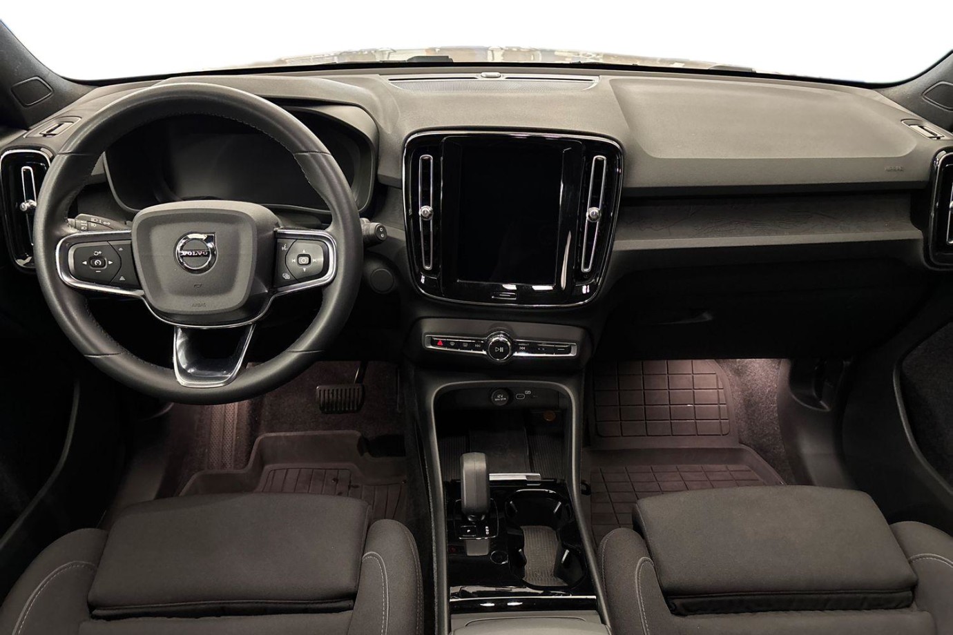 Esittelykuva Volvo XC40 täyssähköautosta.