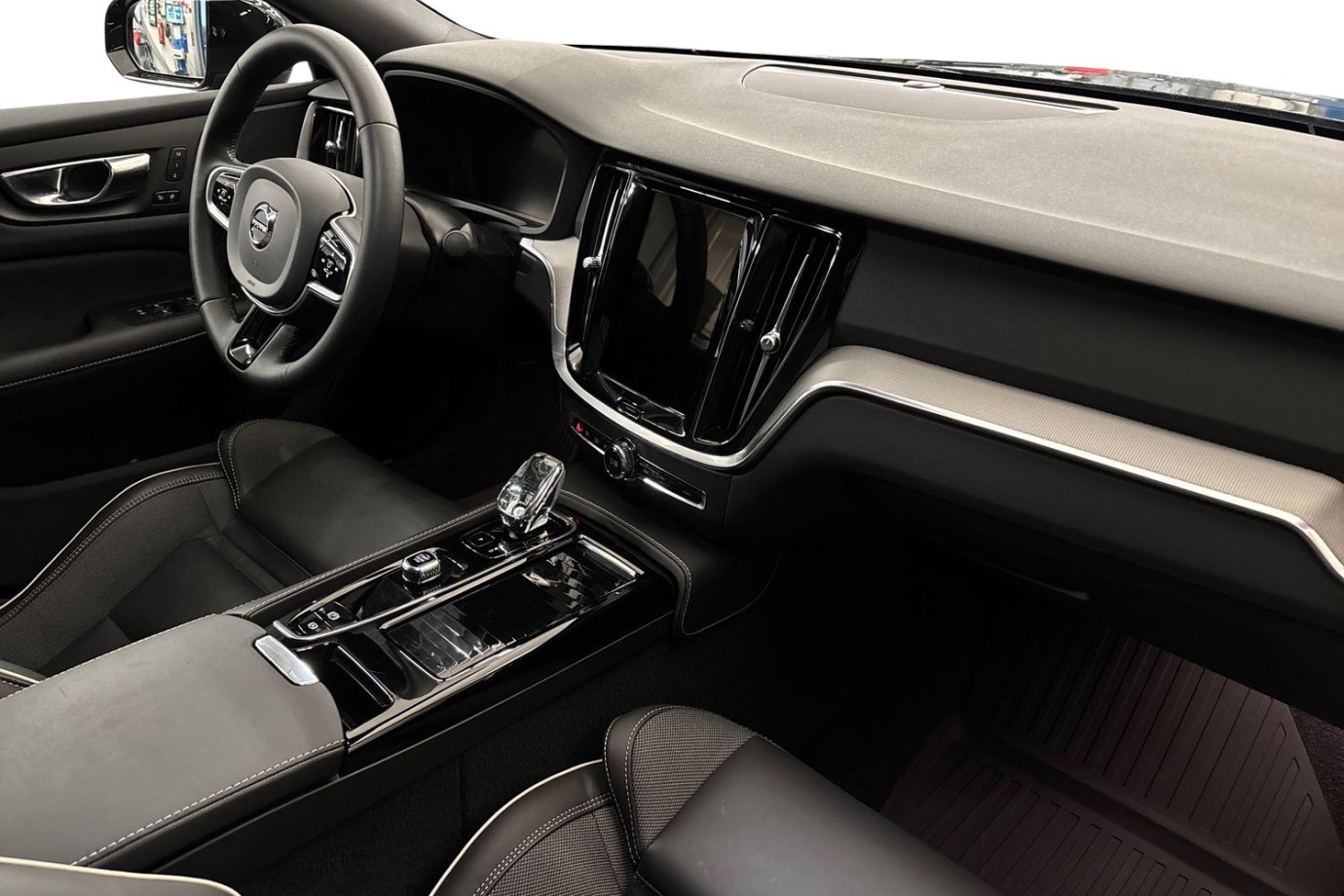 Esittelykuva Volvo S60 lataushybridiautosta.