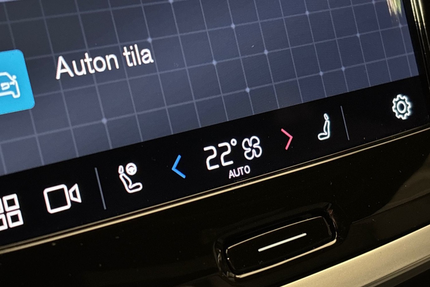 Esittelykuva Volvo S60 lataushybridiautosta.