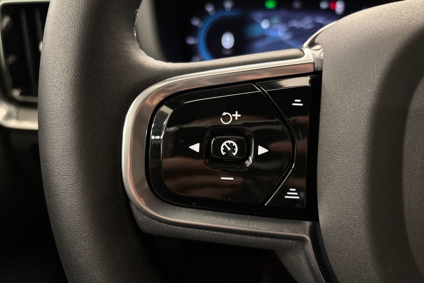 Esittelykuva Volvo S60 lataushybridiautosta.