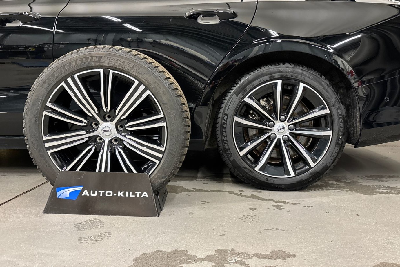Esittelykuva Volvo S60 lataushybridiautosta.