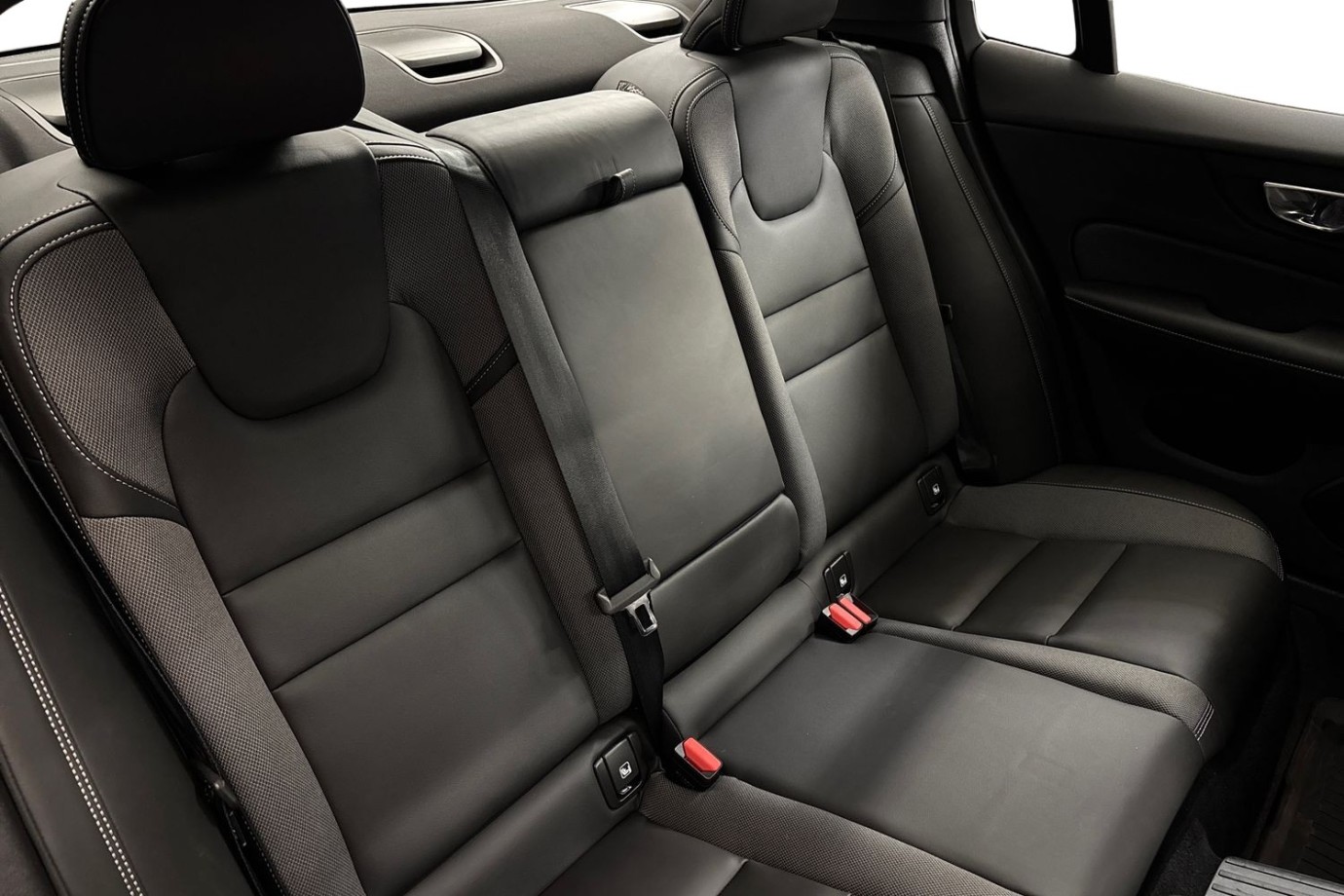 Esittelykuva Volvo S60 lataushybridiautosta.