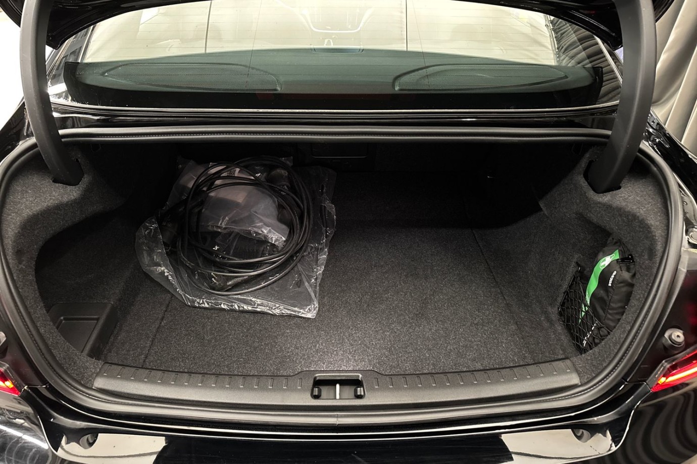 Esittelykuva Volvo S60 lataushybridiautosta.